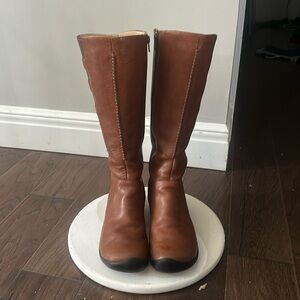 KEEN Bern baby Bern boots in Oak. 8.5